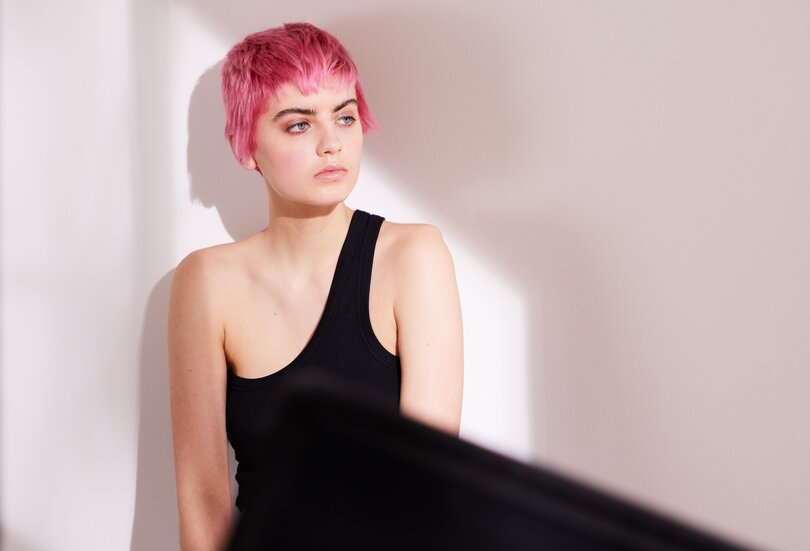 Die kurze Frisur wirkt edgy und betont die Gesichtskonturen Frisuren 2023 Frauen kurz