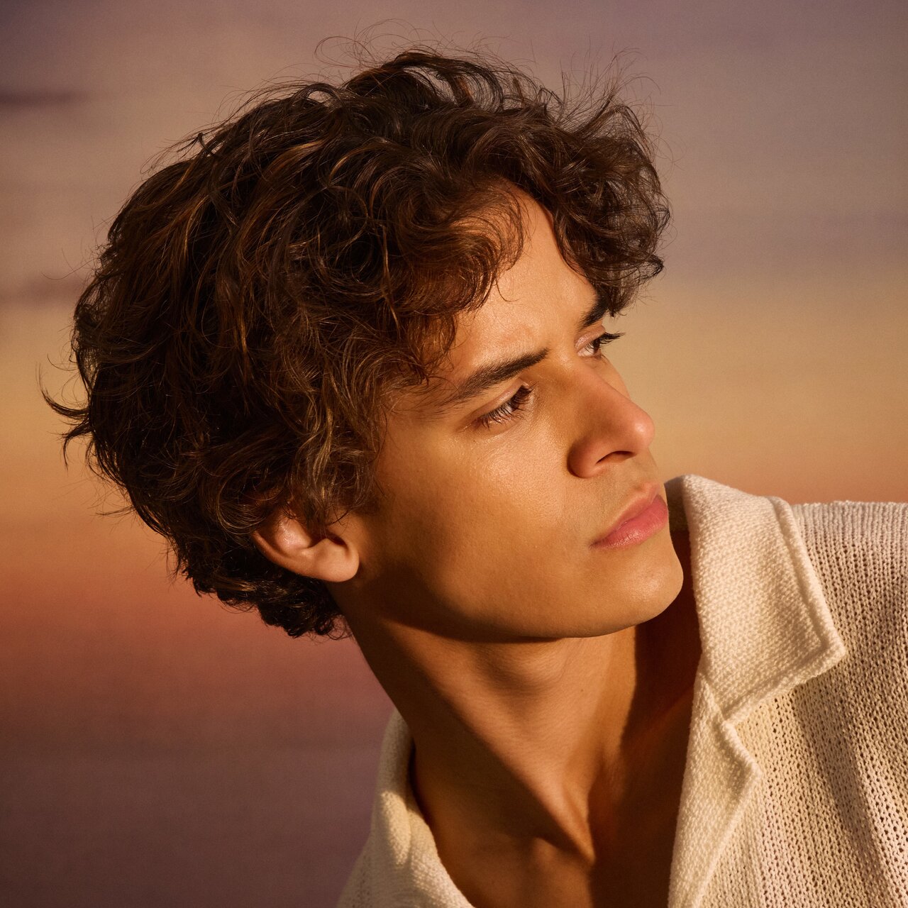 Porträt eines jungen Mannes mit dunkelbraunen Locken im ALCINA Style „Ocean Flow“