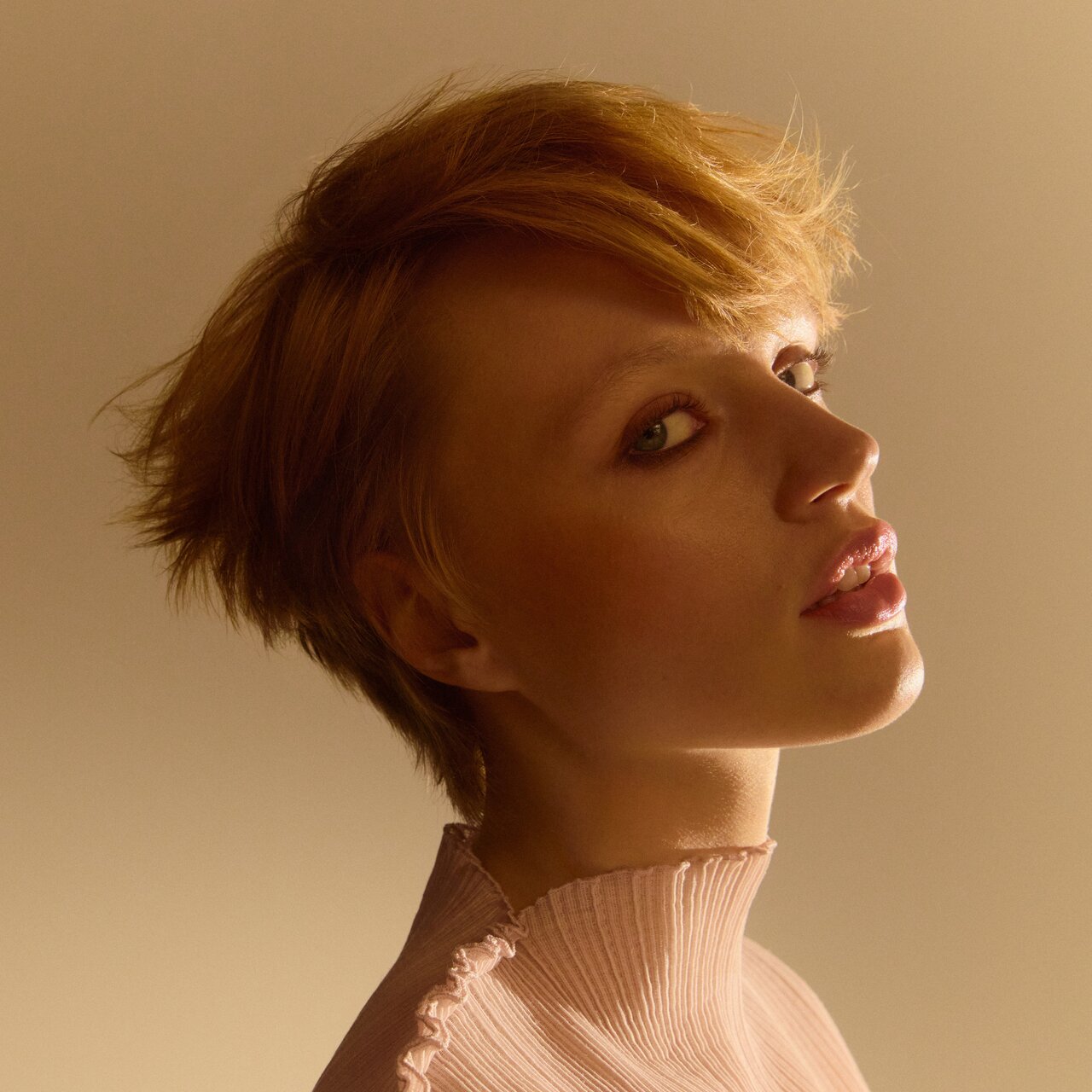 Porträt einer jungen Frau mit einem gestuften Pixie-Kurzhaarschnitt