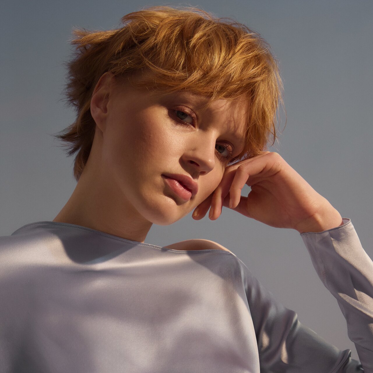 Porträt einer jungen Frau mit einem Pixie-Haarschnitt im Undone-Look