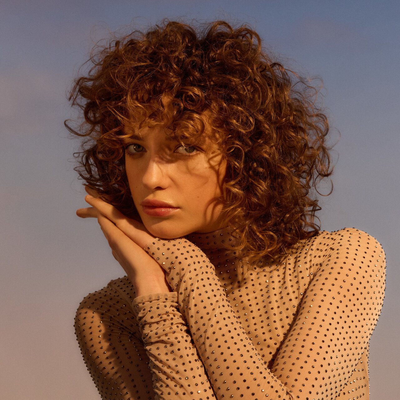 Eine junge Frau mit braunem gelocktem Haar