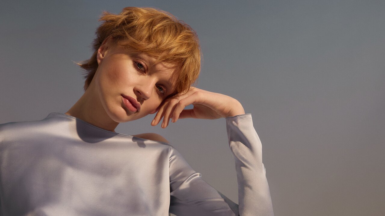 Porträt einer schönen jungen Frau mit einem honigblonden Pixie-Kurzhaarschnitt