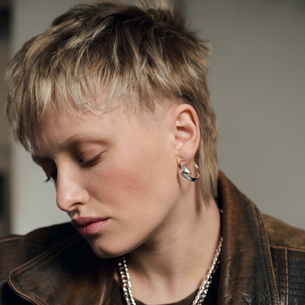 Porträt einer jungen Frau mit Kurzhaarschnitt im Undone-Look