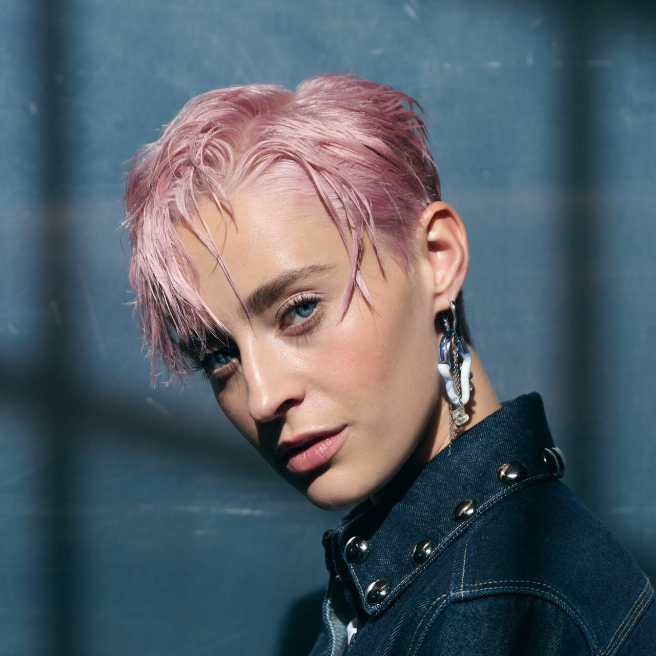 Porträt einer jungen Frau mit Kurzhaarschnitt im Wet-Look