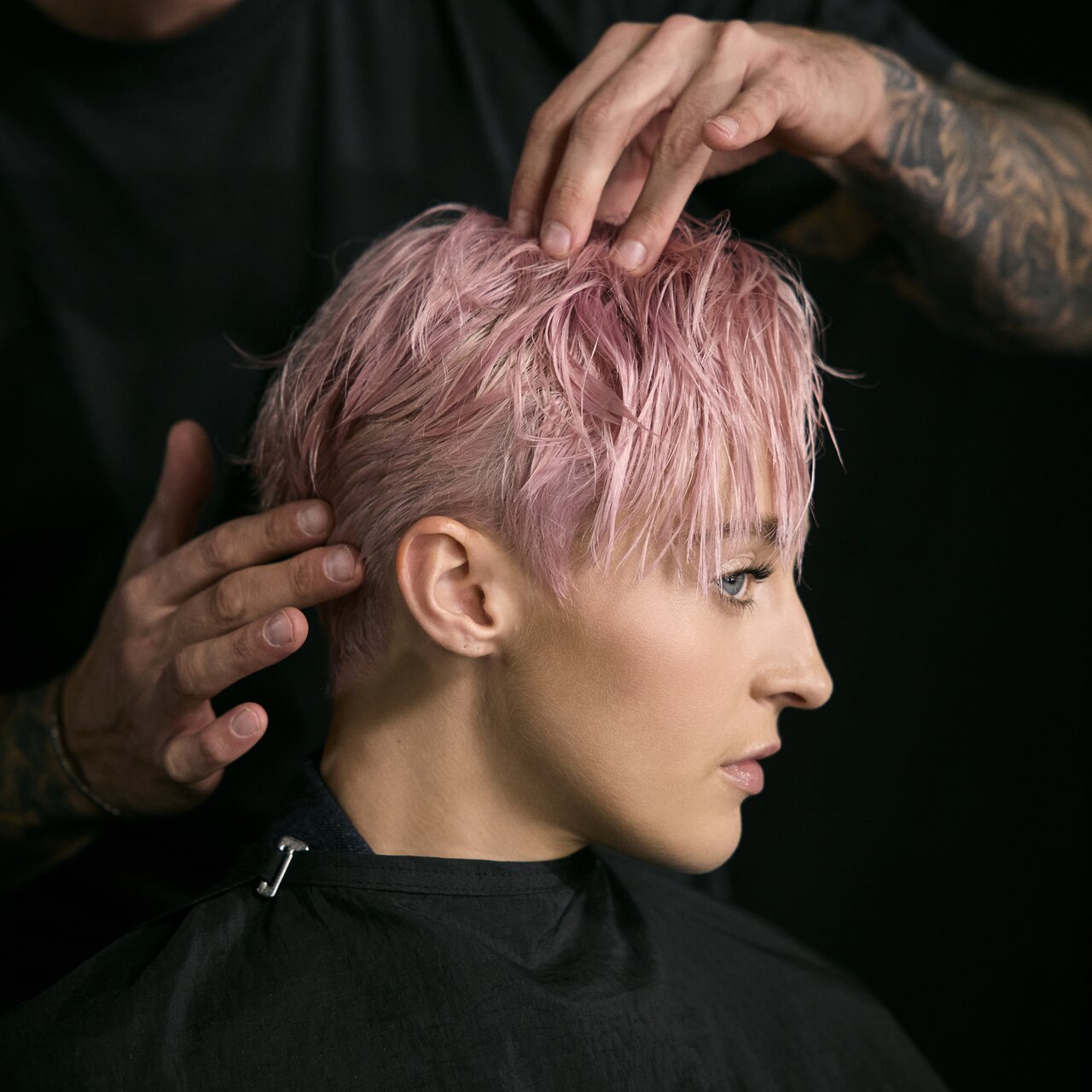  Frau mit Kurzhaarschnitt und rosa gefärbtem Haar