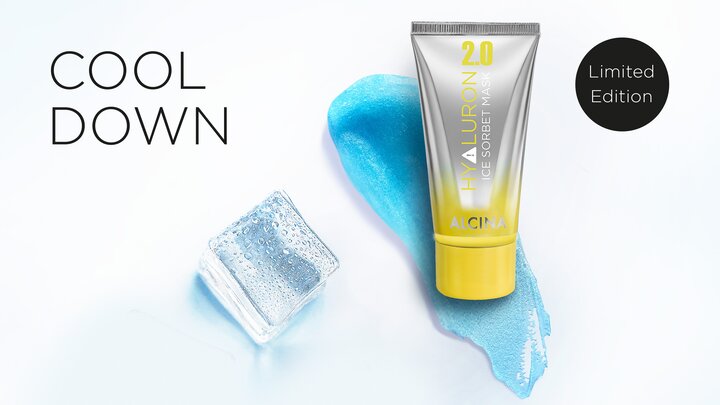 Werbebanner mit Aufschritt Cool Down neben einem Eiswürfel und der Produktabbildung ALCINA Hyaluron Ice Sorbet Mask in der Tube auf blauer Textur