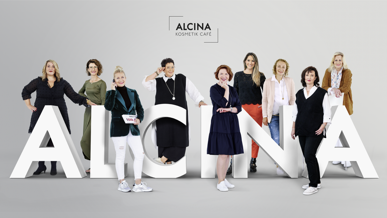 Team Kosmetik Café 2023 | © Dr. Kurt Wolff GmbH & Co KG - ALCINA - Kosmetik Café Das Team des ALCINA Kosmetik Café | © Dr. Kurt Wolff GmbH & Co KG - ALCINA - Kosmetik Café