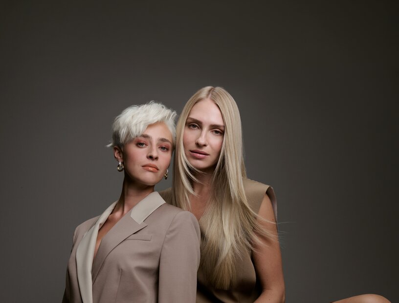 Key Visual zu Make-up-Trends Herbst/Winter 2026/2027 mit zwei Models in soften Nude-Looks, natürlichem Teint und eleganter Ausstrahlung