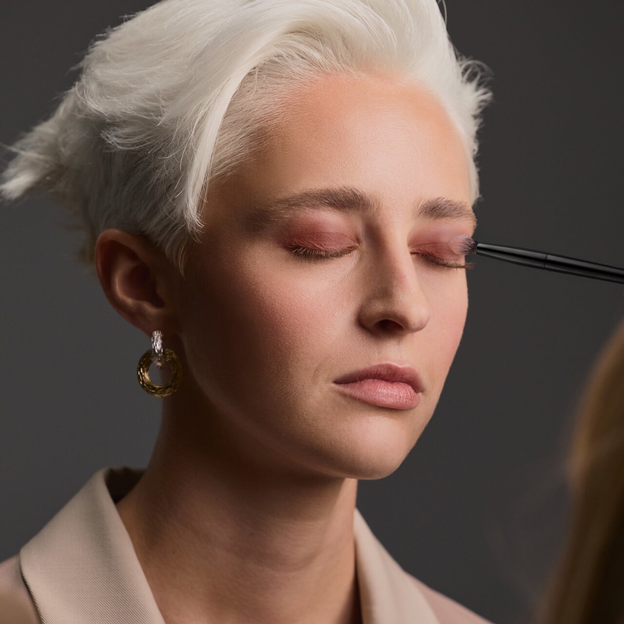 Make-up-Trend Berry Eyes für Herbst/Winter 2026/2027 mit ausdrucksstarkem Augen-Make-up in Beerentönen und ebenmäßigem Teint.