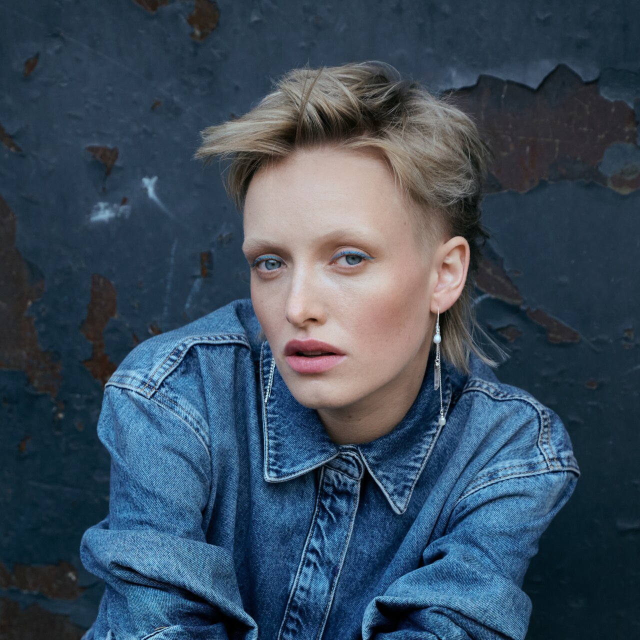 Make-up-Trend Blue Identity mit kühlem Teint, ausdrucksstarkem Augen-Make-up in Blaunuancen und modernem, klarem Look