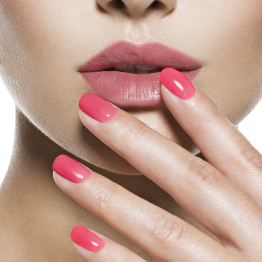 Rosa geschminkte Lippen und pink lackierte Nägel, die den Make-up Trend „Think Pink“ und die Pantone Farbe des Jahres 2023 „Viva Magenta“ repräsentieren