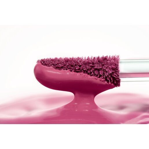 Lipgloss-Applikator, der in den Alcina Matte Liquid Lipstick in dem Farbton Red Grape getupft wird, um die Vielfältigkeit der Lippentrends 2025 und 2026 zu repräsentieren