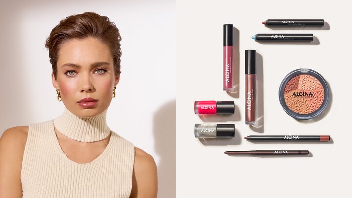 ALCINA Make-up Trends Herbst/Winter 2025 Linke Bildhälfte eine junge Frau mit kurzem, gestyltem Haar und beigem Rollkragen-Top, rechte Bildhälfte verschiedene ALCINA Make-up Produkte, darunter Lippenstifte, Lipgloss, ein Lidschatten, Kajalstifte und Nagellack in herbstlichen und winterlichen Trendfarben.