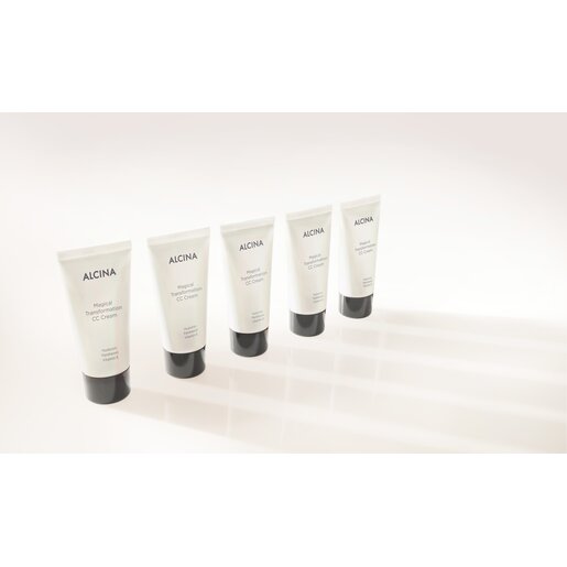 Fünf Tuben ALCINA Magical Transformation CC Cream stehen schräg versetzt im Licht, jede mit schwarzem Verschluss und hellem, minimalistischem Design.