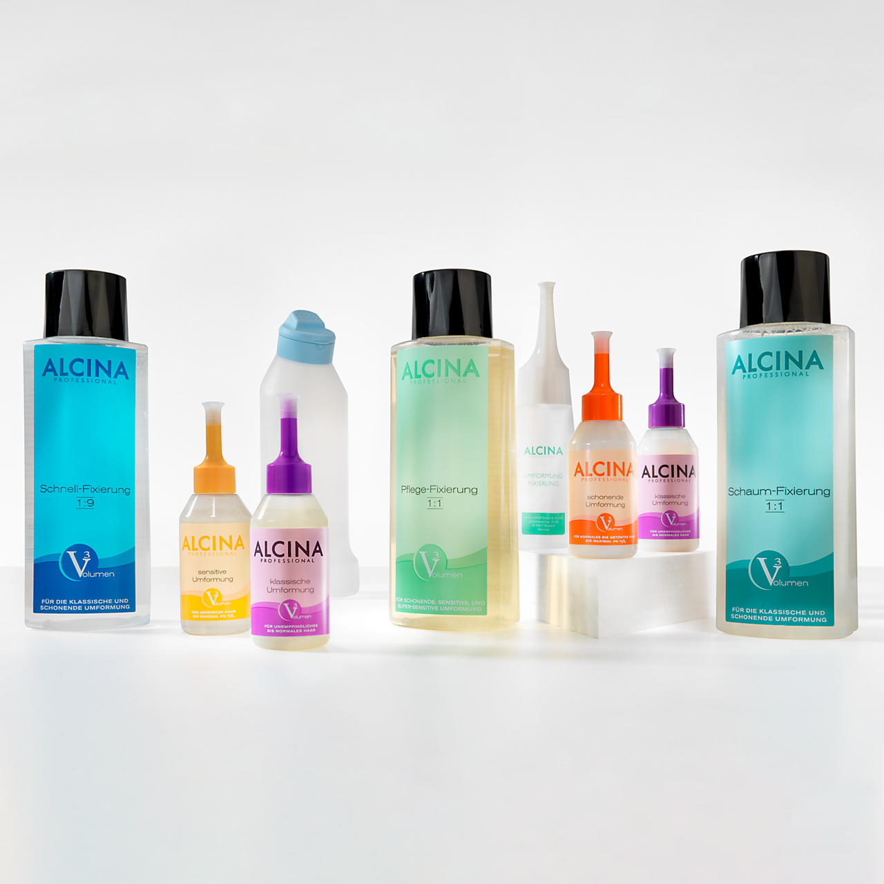ALCINA Umformungs-Sortiment mit Schnell-Fixierung, Pflege-Fixierung, Schaum-Fixierung sowie sensitiver, klassischer und schonender Umformung für professionelle Dauerwellenbehandlungen im Salon.