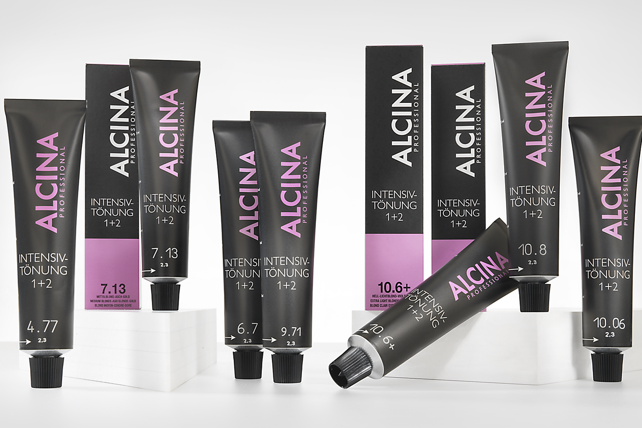 ALCINA Intensiv-Tönung 1+2 in verschiedenen Nuancen wie 4.77, 7.13, 6.7, 9.71, 10.6+, 10.8 und 10.06, aufgereiht vor einem hellen Hintergrund.