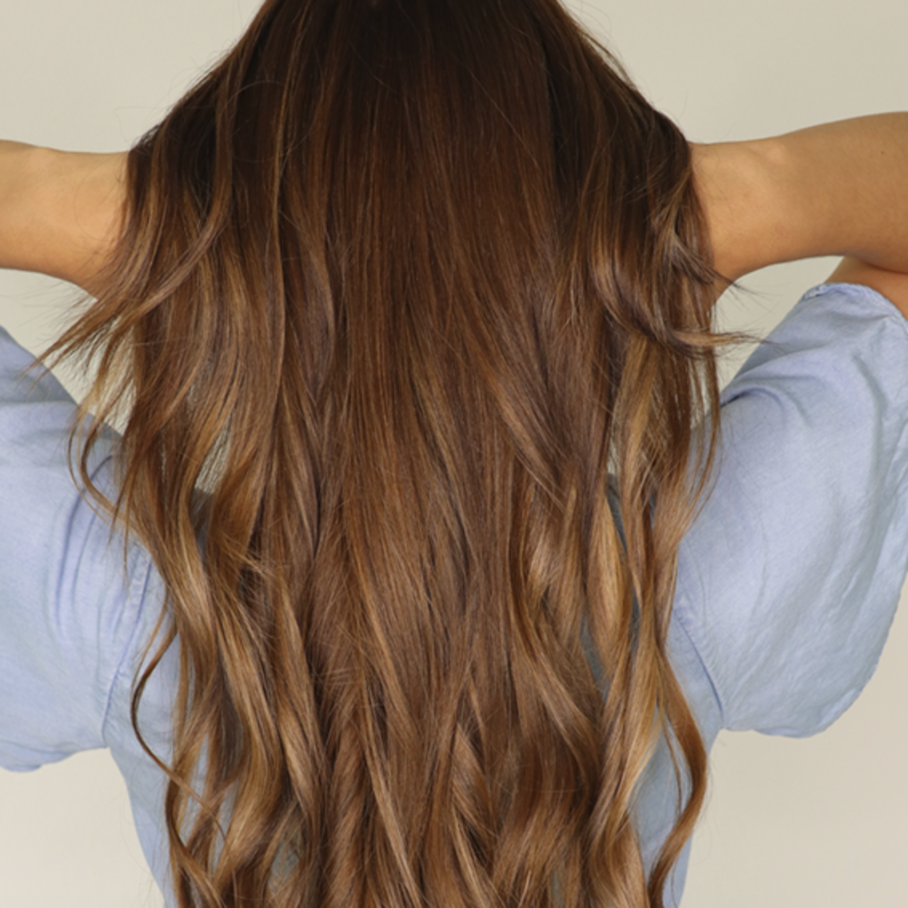 ALCINA Balayage glänzt auch in warmen Tönen von Karamell bis Schokolade Rückansicht einer Damen-Langhaarfrisur in Balayage caramel-Technik gefärbt