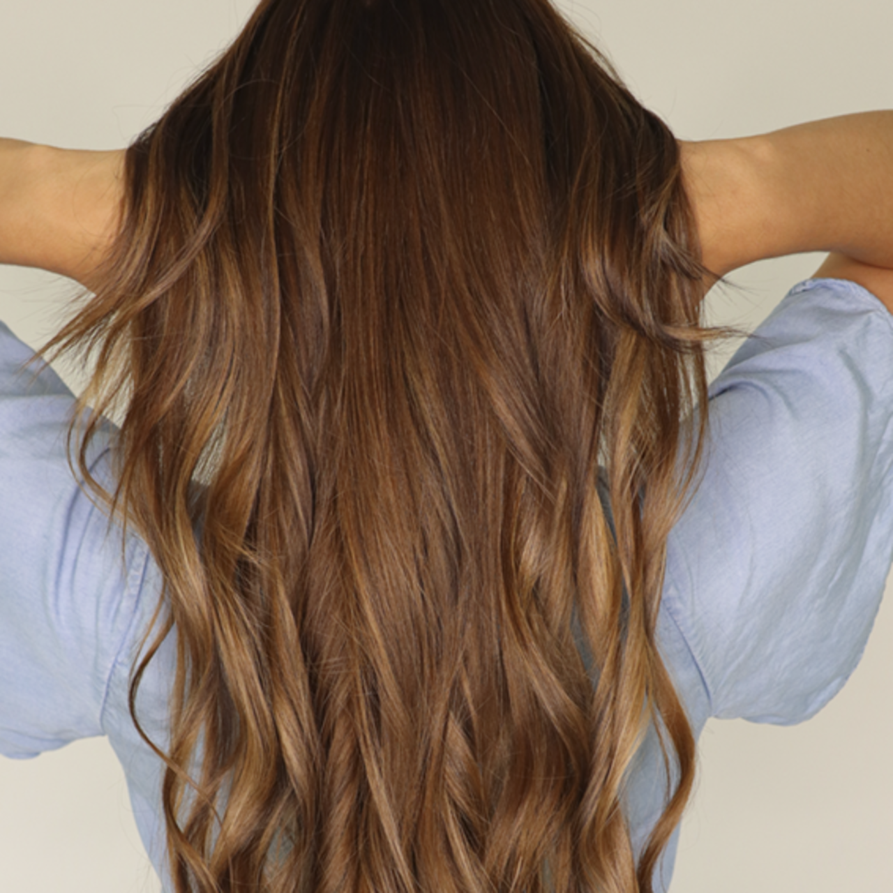 Rückansicht einer Damen-Langhaarfrisur in Balayage caramel-Technik gefärbt