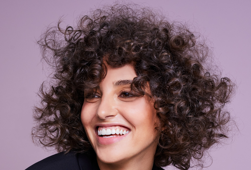 Locken liegen auch bei mittellangen Haaren voll im Trend Locken Frisur 2022