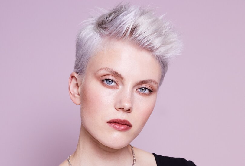 Leicht hoch frisiert, betont der Pixie besonders schön das Gesicht Pixie Frisur 2022