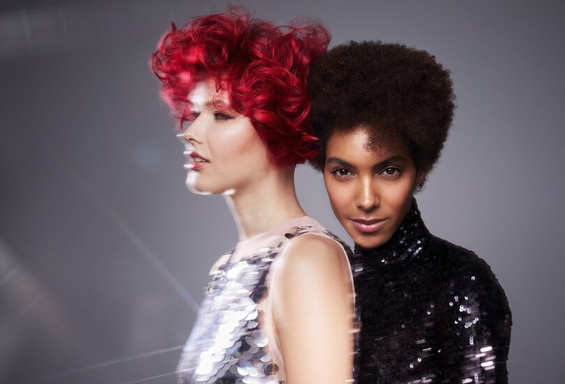 Zwei schöne junge Frauen aus der Alcina Kollektion 2024 mit Locken Frisuren