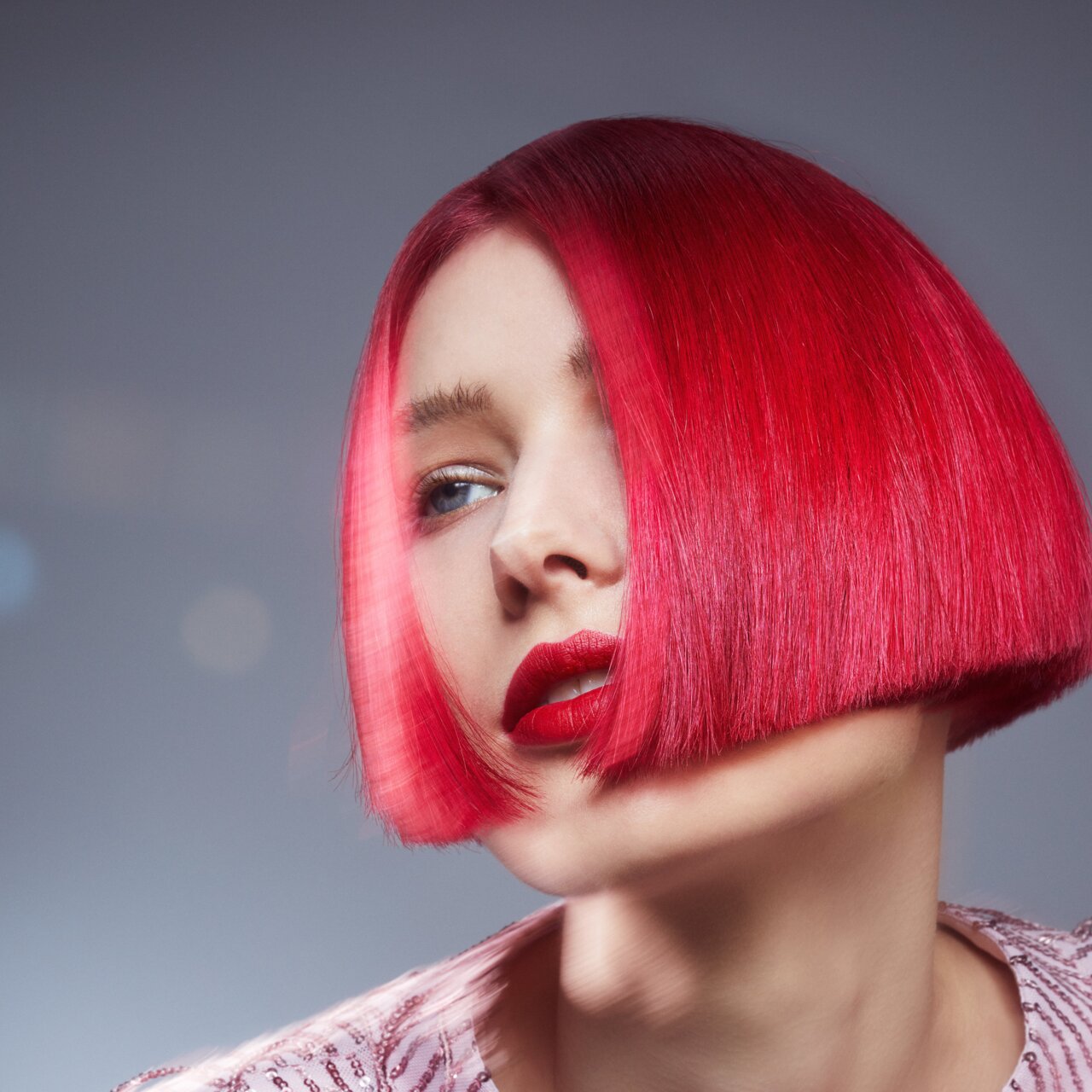 Porträt einer schönen jungen Frau mit einem gerade geschnittenen Short Bob als Trendfrisur 2024 für mittellange Haare