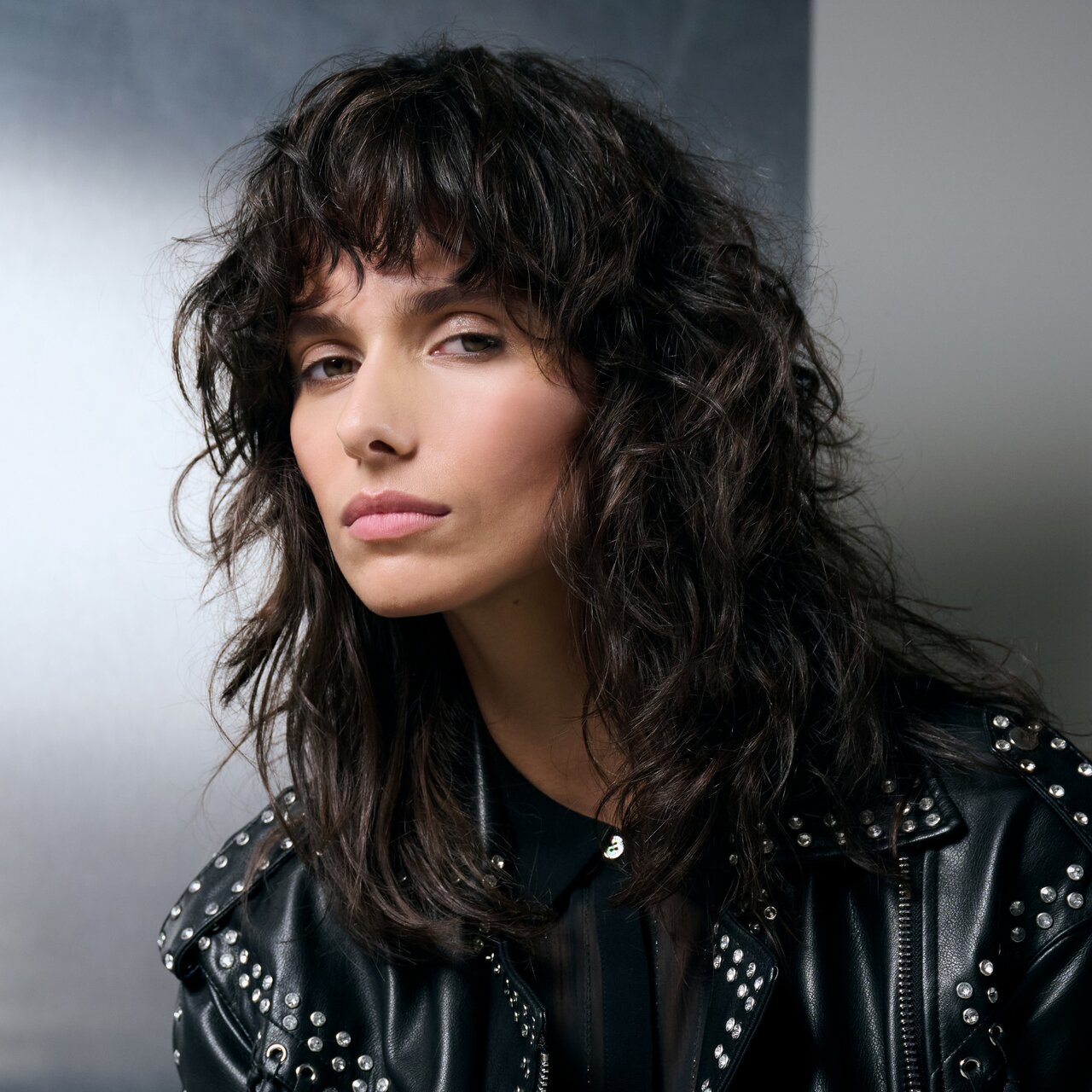 Porträt einer Frau mit längerem, voluminös gestyltem Haar