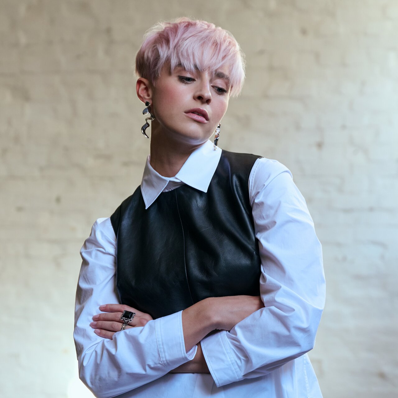 Porträt einer Frau mit rosafarbenem Kurzhaarschnitt