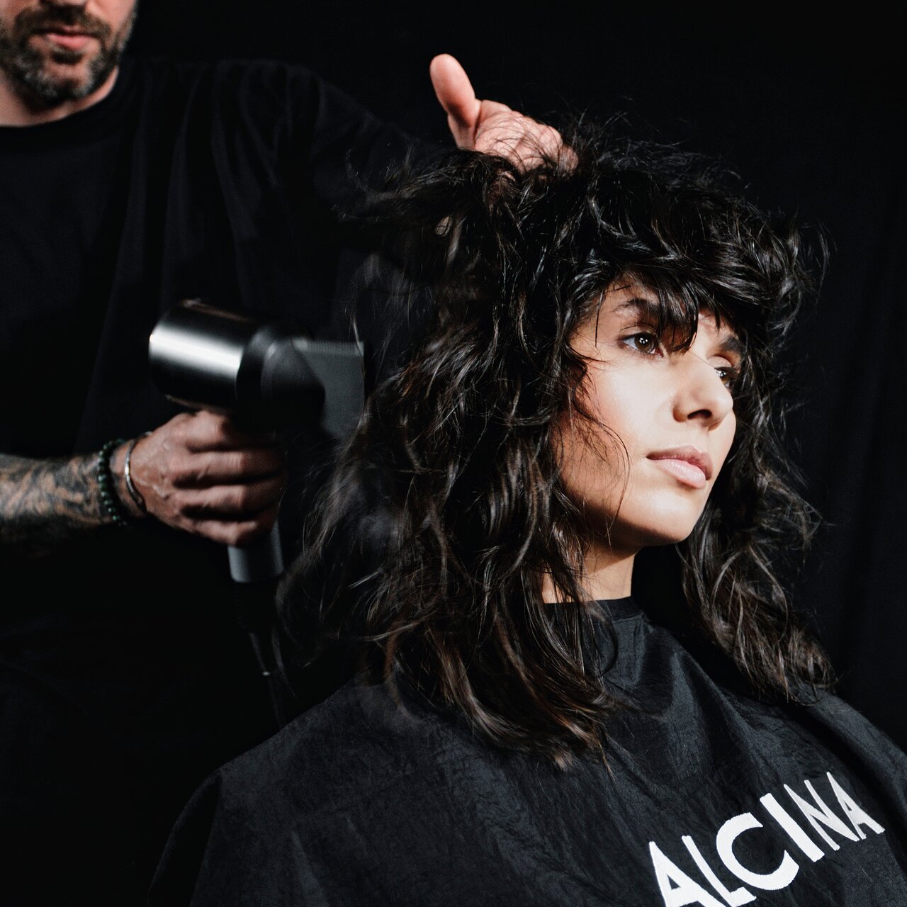 ALCINA Markenbotschafter Robert Mrosek föhnt die Haare des Models