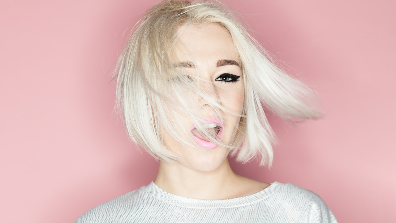ALCINA Haarfarben ermöglichen kühles Platinblond, Ice-Blond, Aschblond-Töne oder kühlem Beige-Blond Frau mit ice-blond gefärbten, schwingenden Haaren im trendigem Bob-Cut