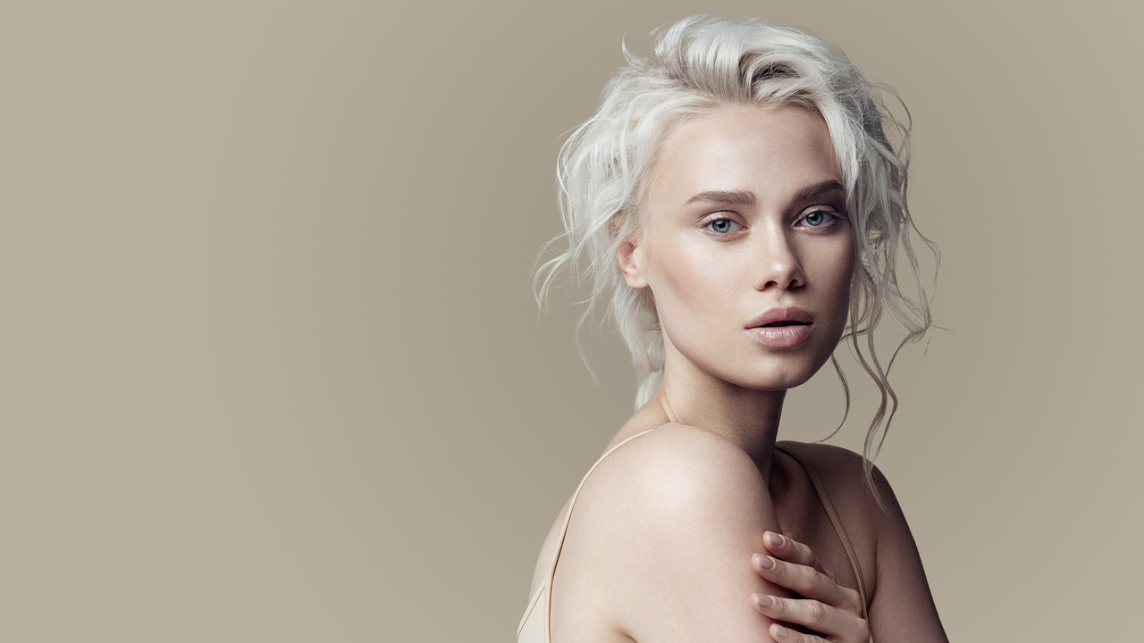ALCINA Haarfarbe iceblond begeistert und lässt sich für vielfältige Frisuren und auch Balayage-Technik einsetzen Portrait einer Frau mit langen iceblond gefärbten Haaren