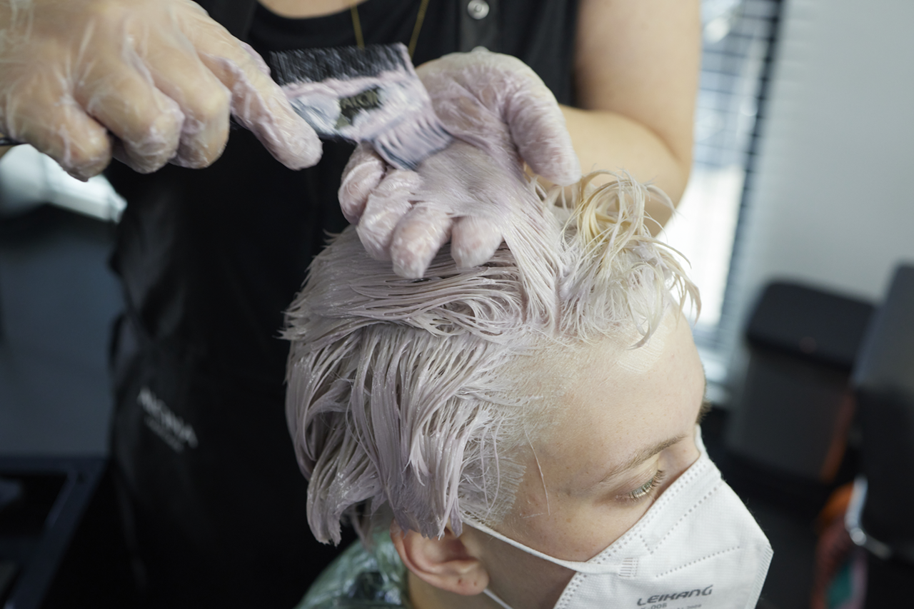 Für extra Pflege und einen kühlen Kristall Effekt sollte ein Glossing auf die Eisblonde Blondierung folgen Haarfarbe Kristall Eisblond