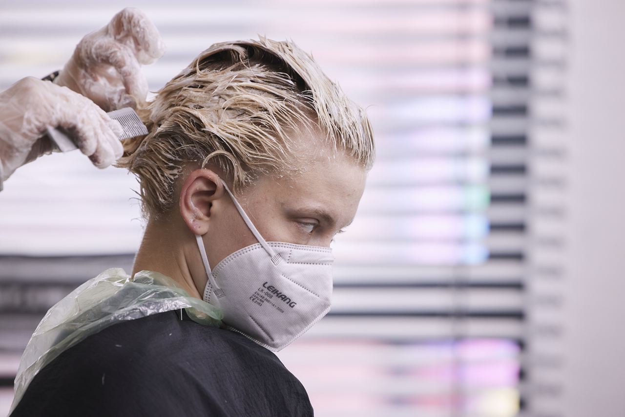 Um Eisblond zu färben, muss das Haar in der Regel um mehrere Tonhöhen aufgehellt werden Eisblond färben