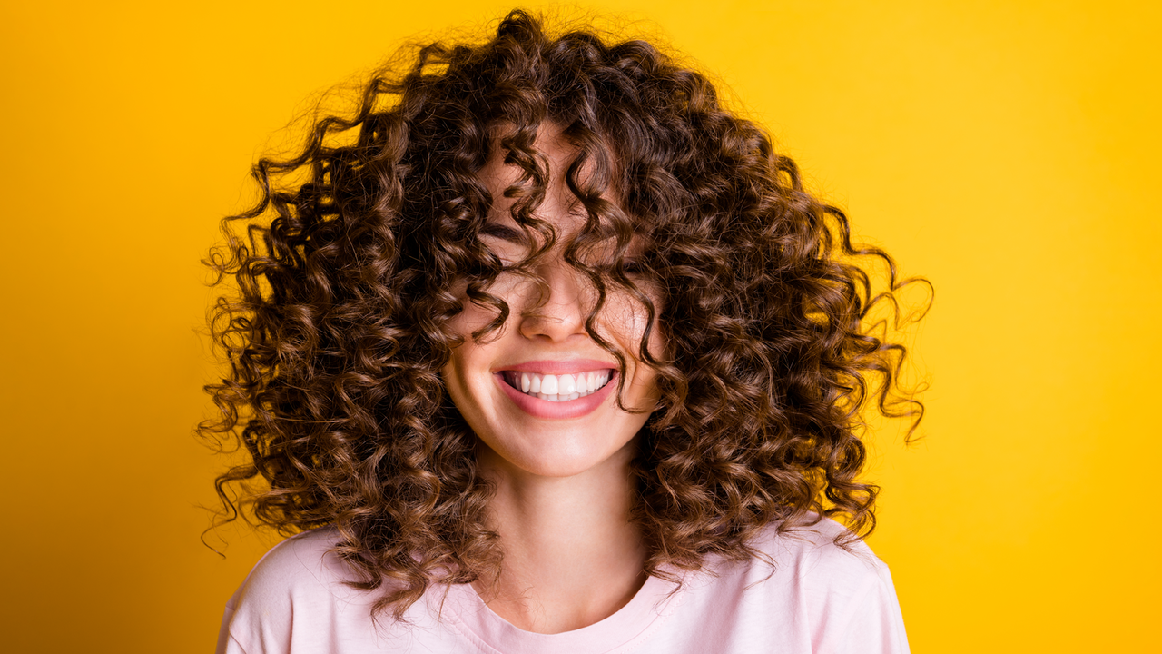Obwohl für Brond nur Blond- und Brauntöne verwendet werden, erfindet sich der Stil immer wieder neu. Bronde Bob Locken