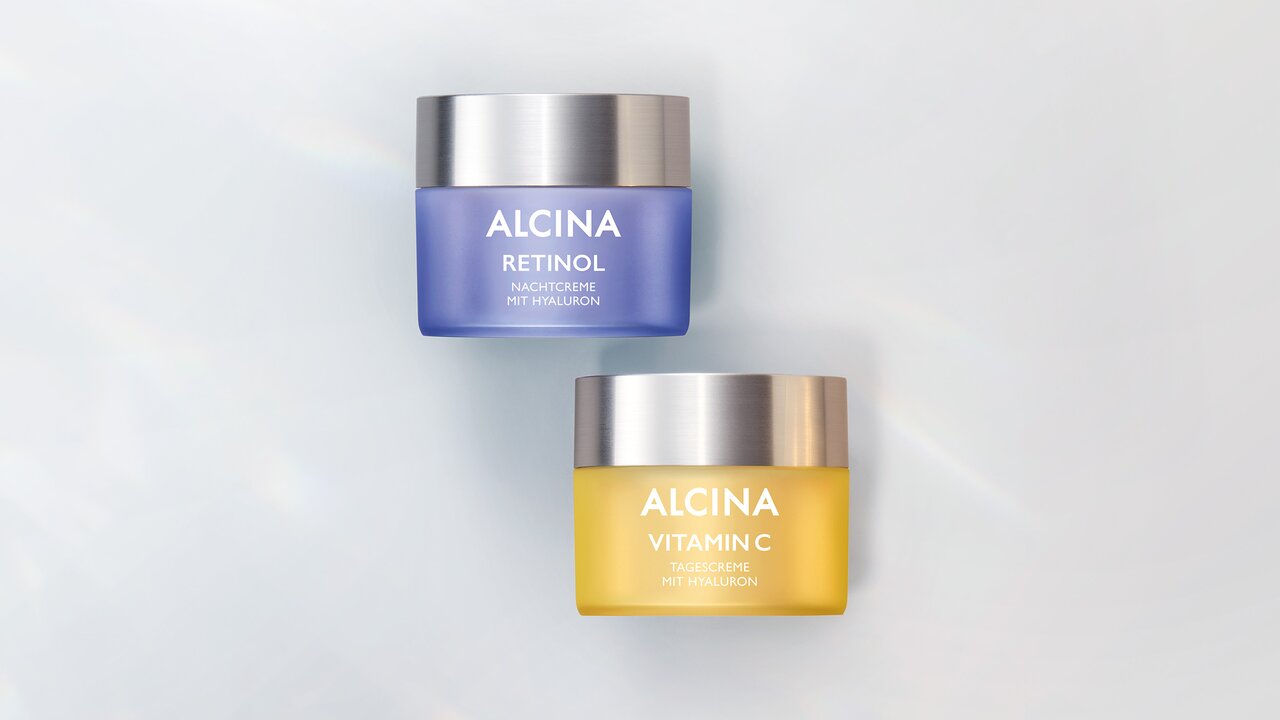 Tiegel der ALCINA Vitamin C Tagescreme neben einem Tiegel der ALCINA Retinol Nachtcreme als Sinnbild für die Kombination von Vitamin C und Retinol