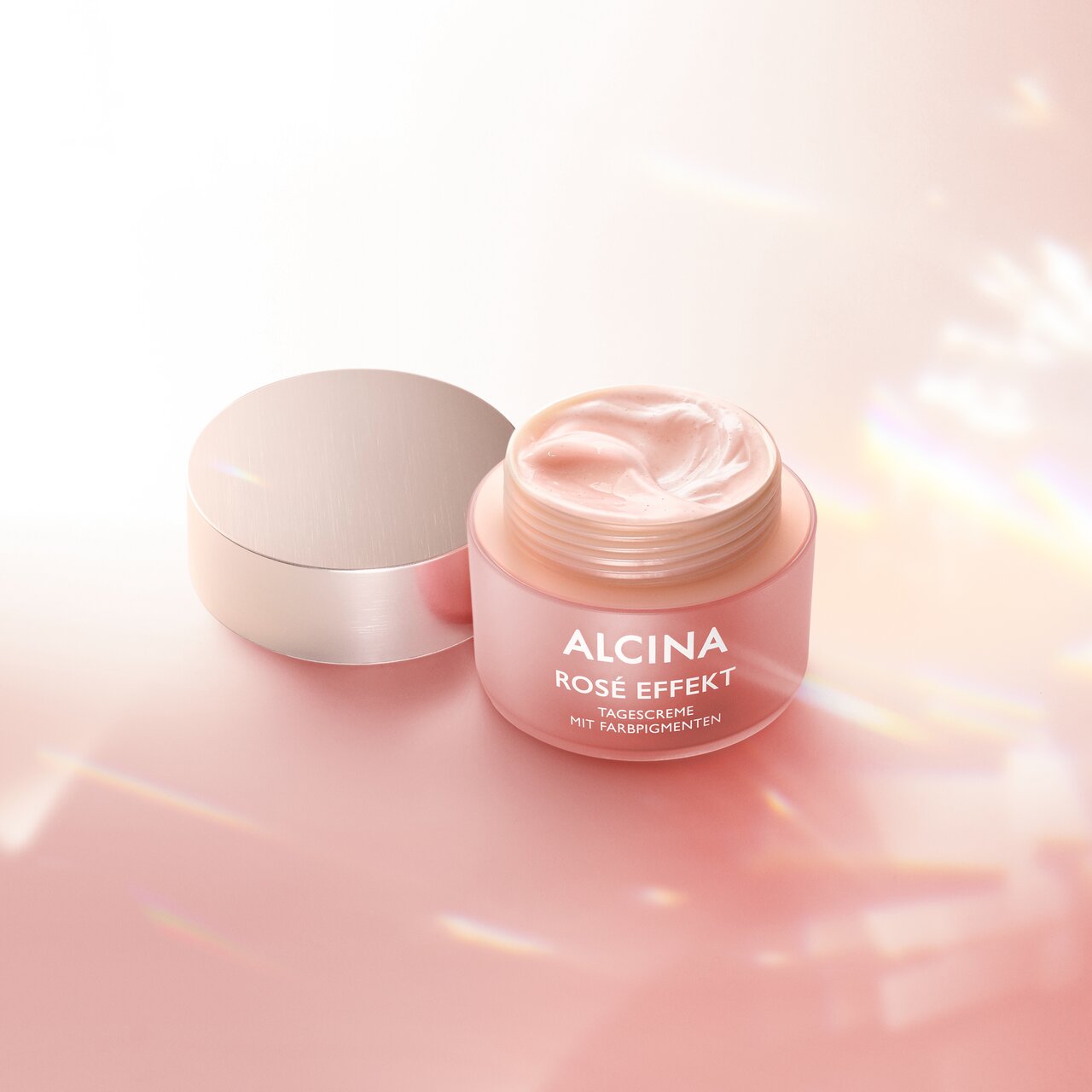 Ein offener Tiegel der ALCINA Rosé Effekt Tagescreme