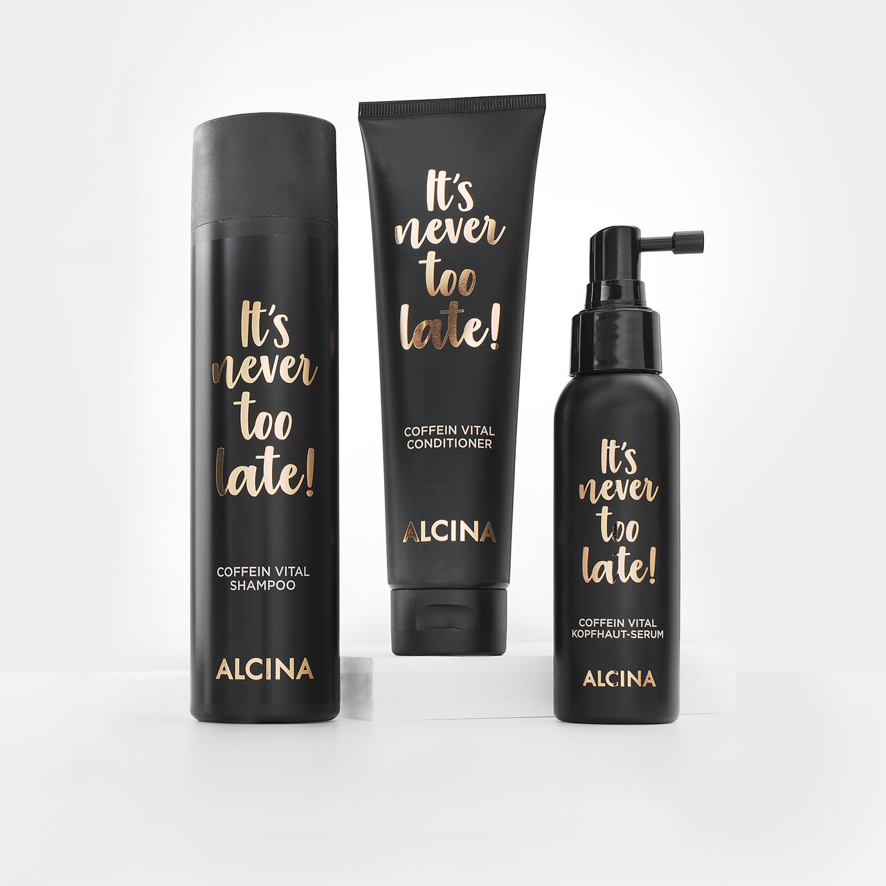 Mit der coffeinhaltigen Haarpflege-Serie It’s never too late stärken Sie Ihr Haar und unterstützen ein gesundes Haarwachstum Coffein für Haare: Nebeneinander stehen je eine Flasche Coffein-Shampoo, Coffein-Conditioner und Coffein-Kopfhaut-Serum der Kosmetikmarke ALCINA