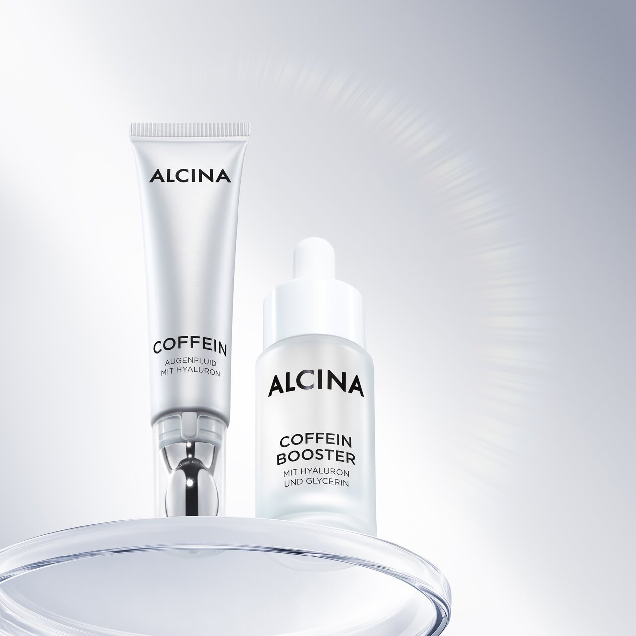 Coffein Hautpflege: Eine Tube Coffein Augenfluid steht neben einer Ampulle Coffein Booster