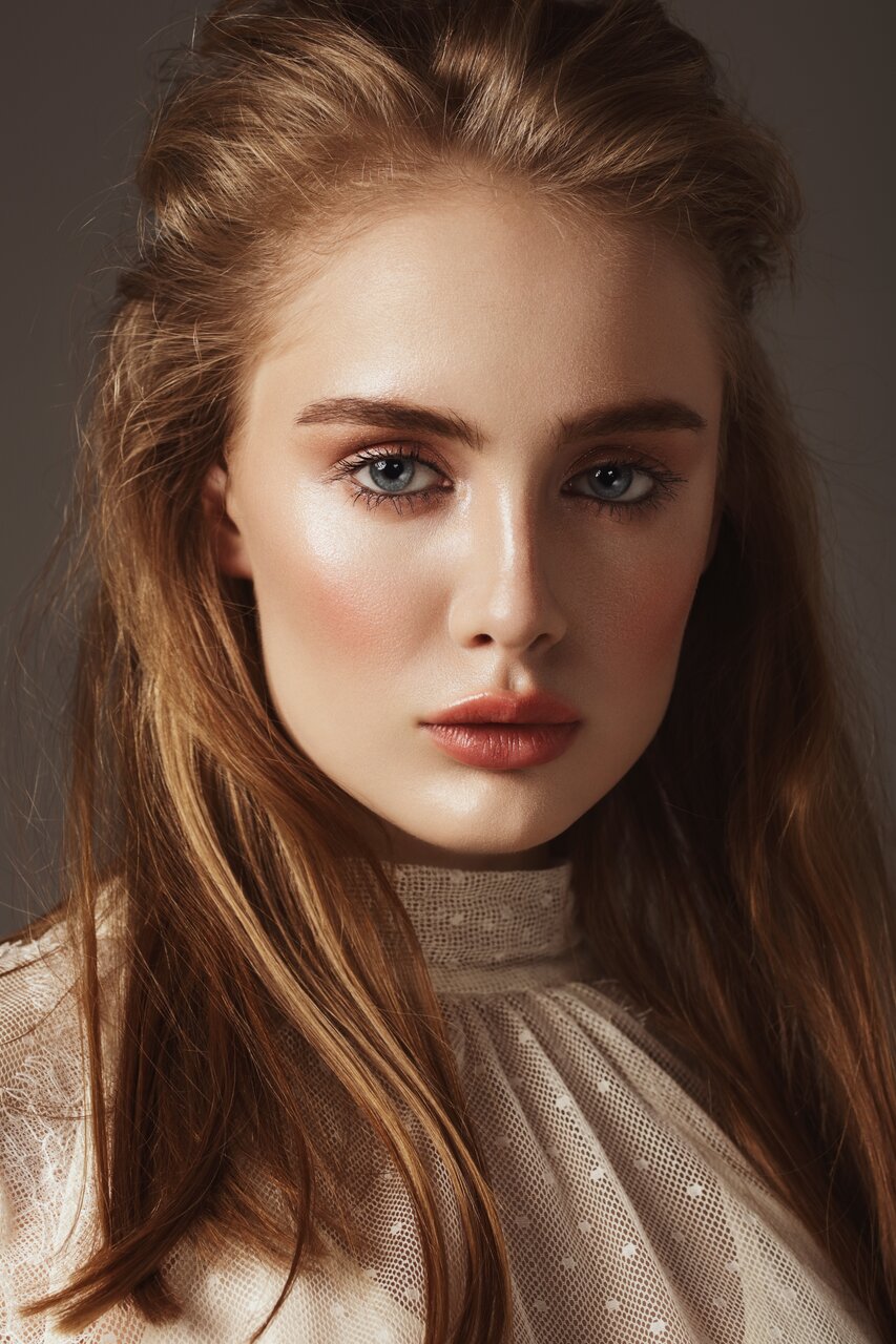 Frischer Teint Ton in Ton mit monochromen Make-up Frau Make-up orange rot