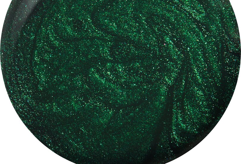 Nagellack Abrieb in dungelgrün mit Metallic Effekt der Trendfarbe Magic Green als Sinnbild für den Make-up-Trend Dark Glamour Nails im Herbst Winter 2023