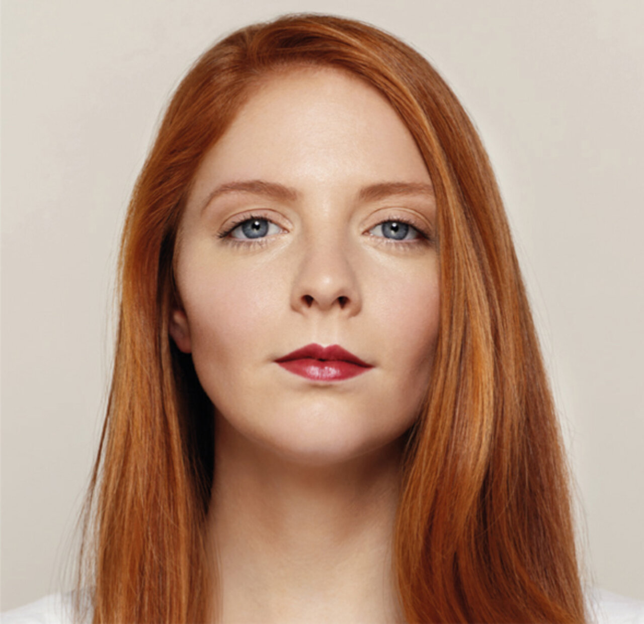 Portrait einer jungen Frau mit einem rostroten Lippenstift, die einen keltischen Typ mit roten Haaren und kühlen Hautton repräsentiert