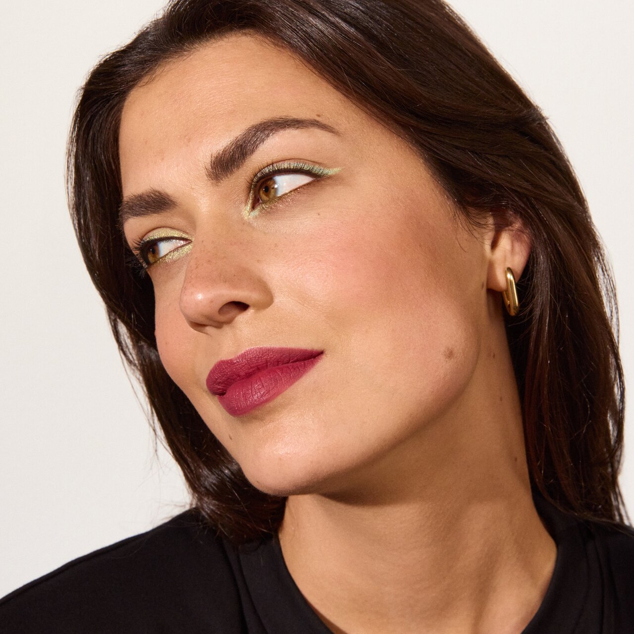 Porträt einer jungen Frau mit schön geschminkten, vollen Lippen