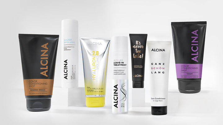 Sieben ALCINA Conditioner und Haarpflegeprodukte in Tuben und Flaschen, darunter Color Conditioning Shots und ein Leave-in-Treatment.