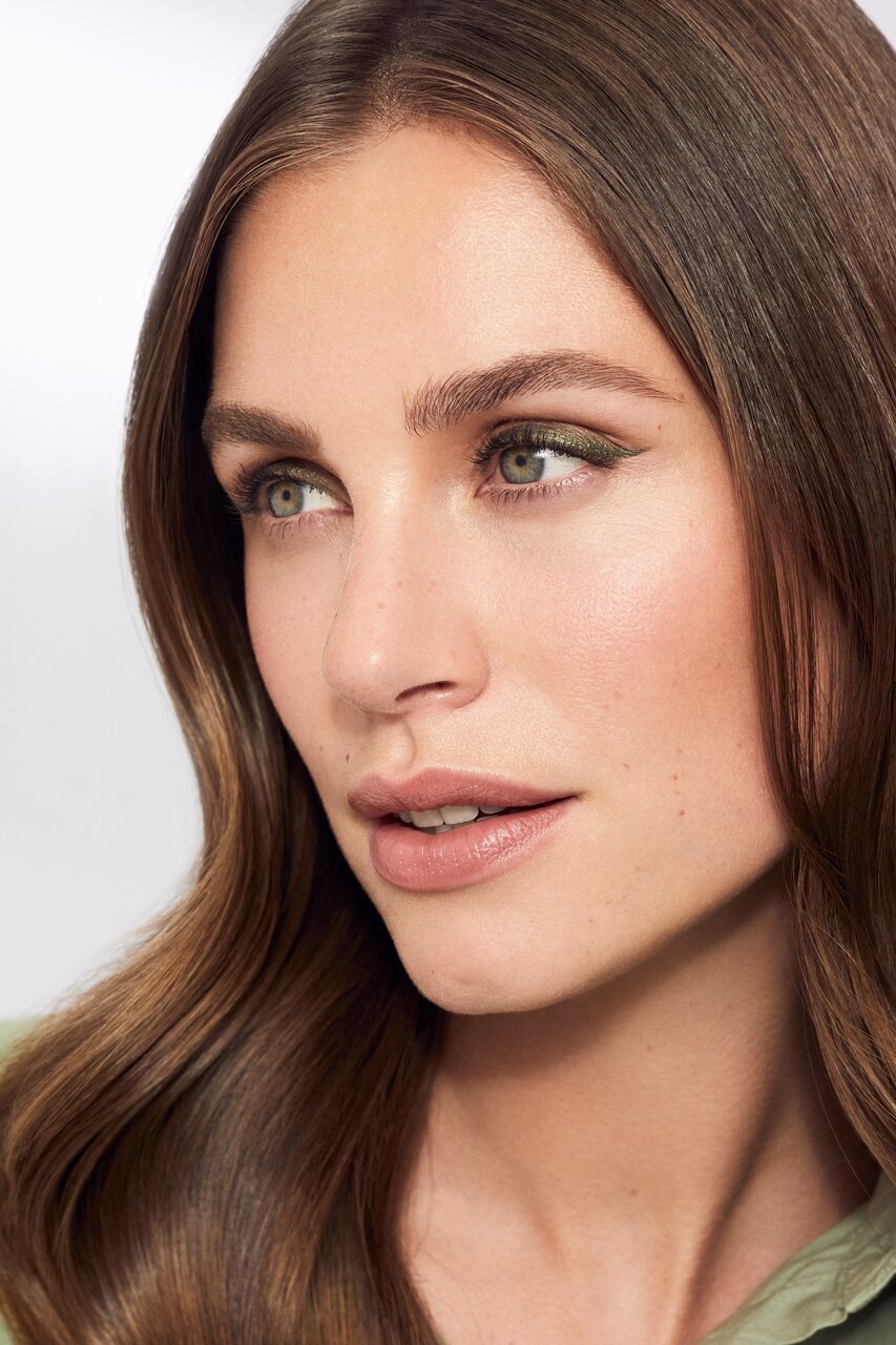 Augenlider werden in Erd- und Metallictönen als Cat Eyes geschminkt Augen Make-Up Trend 2022 2023 Cat Eyes