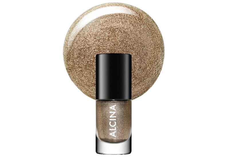 Im Herbst und Winter schimmern Nägel im Metallic-Look. Metallic Nagellacke sind Trend im Herbst und Winter 2022/2023