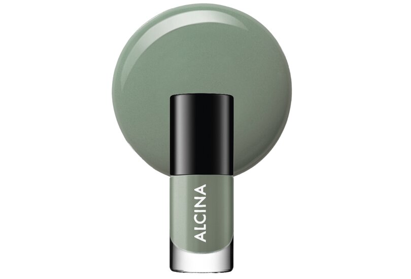 Nägel in sanften Grüntönen sorgen für eine neue Optik. Grüne Nägel sind ein Herbst/Winter Make-up Trend 2023