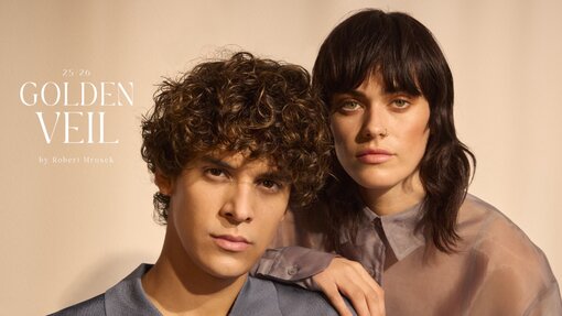 ALCINA Kollektion Golden Veil 2025/26 by Robert Mrosek Zwei Personen mit unterschiedlichen Frisuren, links ein junger Mann mit lockigem kurzem Haar, recht eine junge Frau mit glatten, schulterlangen Haaren; auf hellem, sandfarbenen Hintergrund. Im Hintergrund steht der Name der ALCINA Friseurkollektion GOLDEN VEIL.