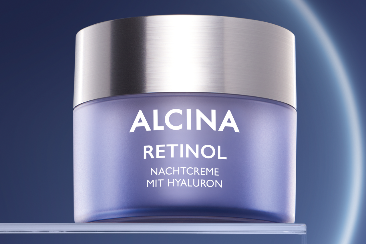 ALCINA Retinol-Creme mit feuchtigkeitsspendendem Hyaluron und pflegender Sheabutter Tiegel ALCINA Retinol Nachtcreme mit Hyaluron auf blau violettem Hintergrund und angedeuteter Mondsichel