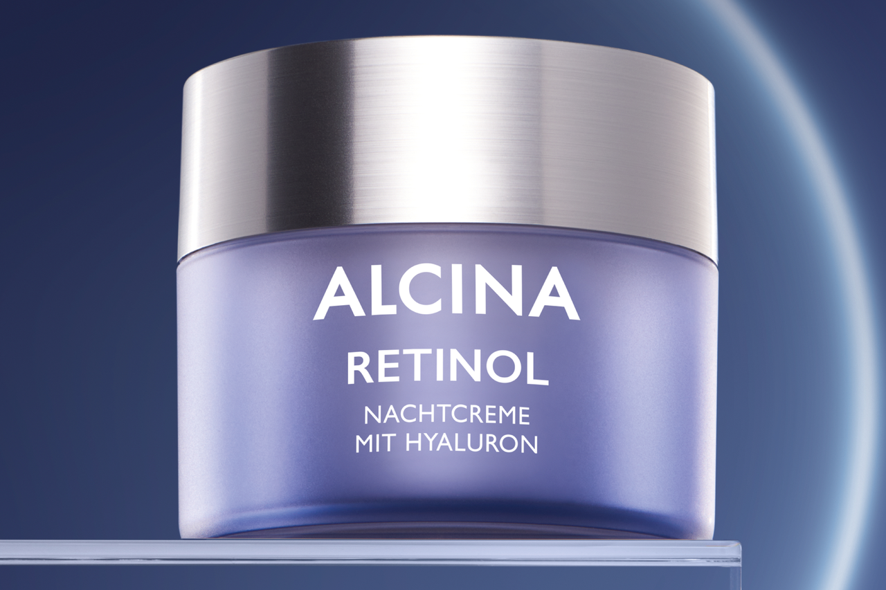 Tiegel ALCINA Retinol Nachtcreme mit Hyaluron auf blau violettem Hintergrund und angedeuteter Mondsichel