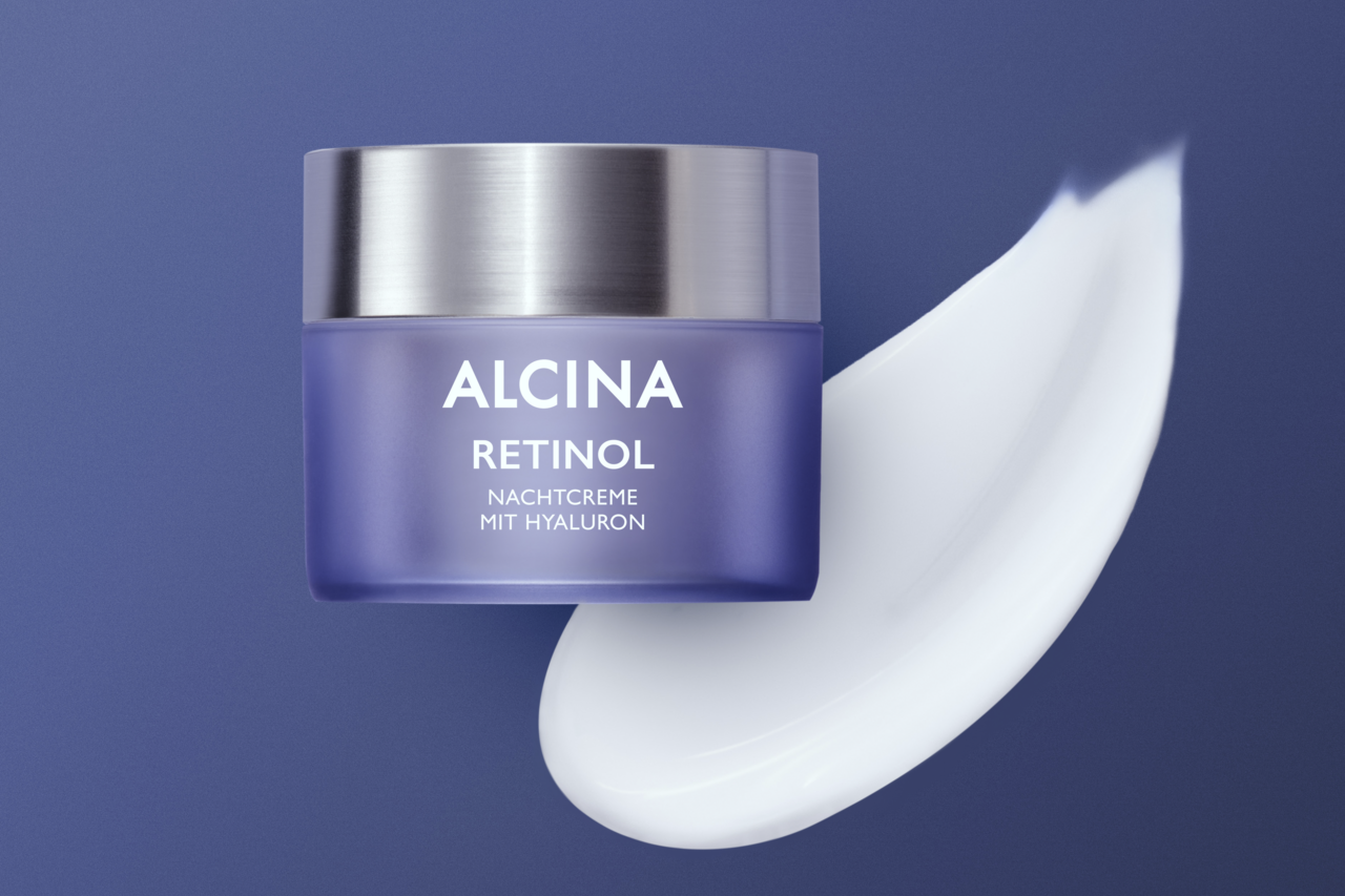 Tiegel ALCINA Retinol Nachtcreme mit Hyaluron und Darstellung der cremigen Textur auf blau violettem Hintergrund 